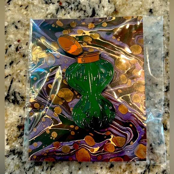 Wizarding Trunk Harry Potter Truth Serum Enamel Hinged Pin Top Opens BRAND NEW - Picture 1 of 2